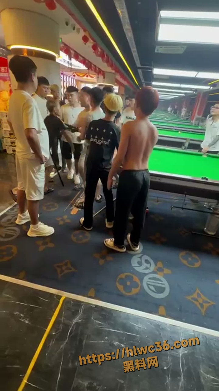 小伙台球厅混战