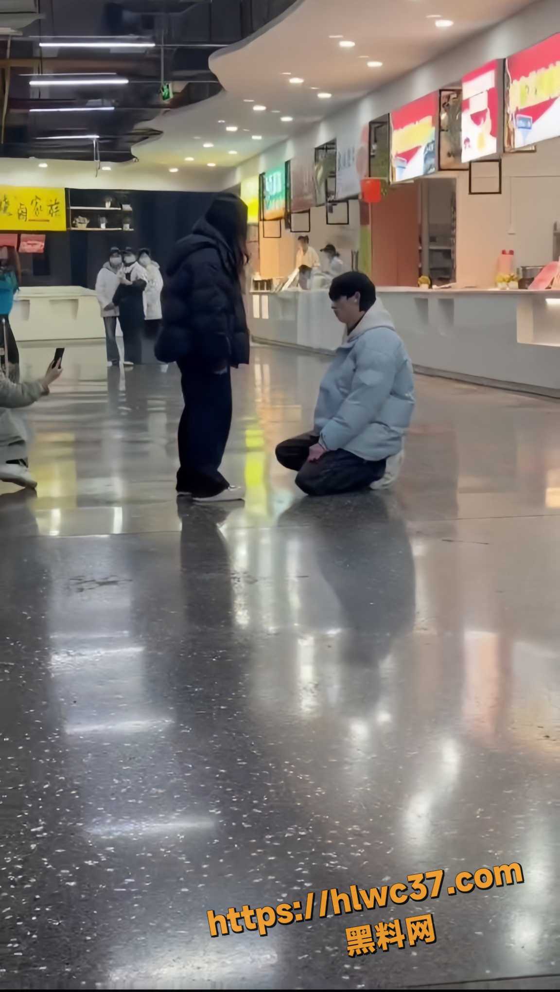 男生下跪求谅解5