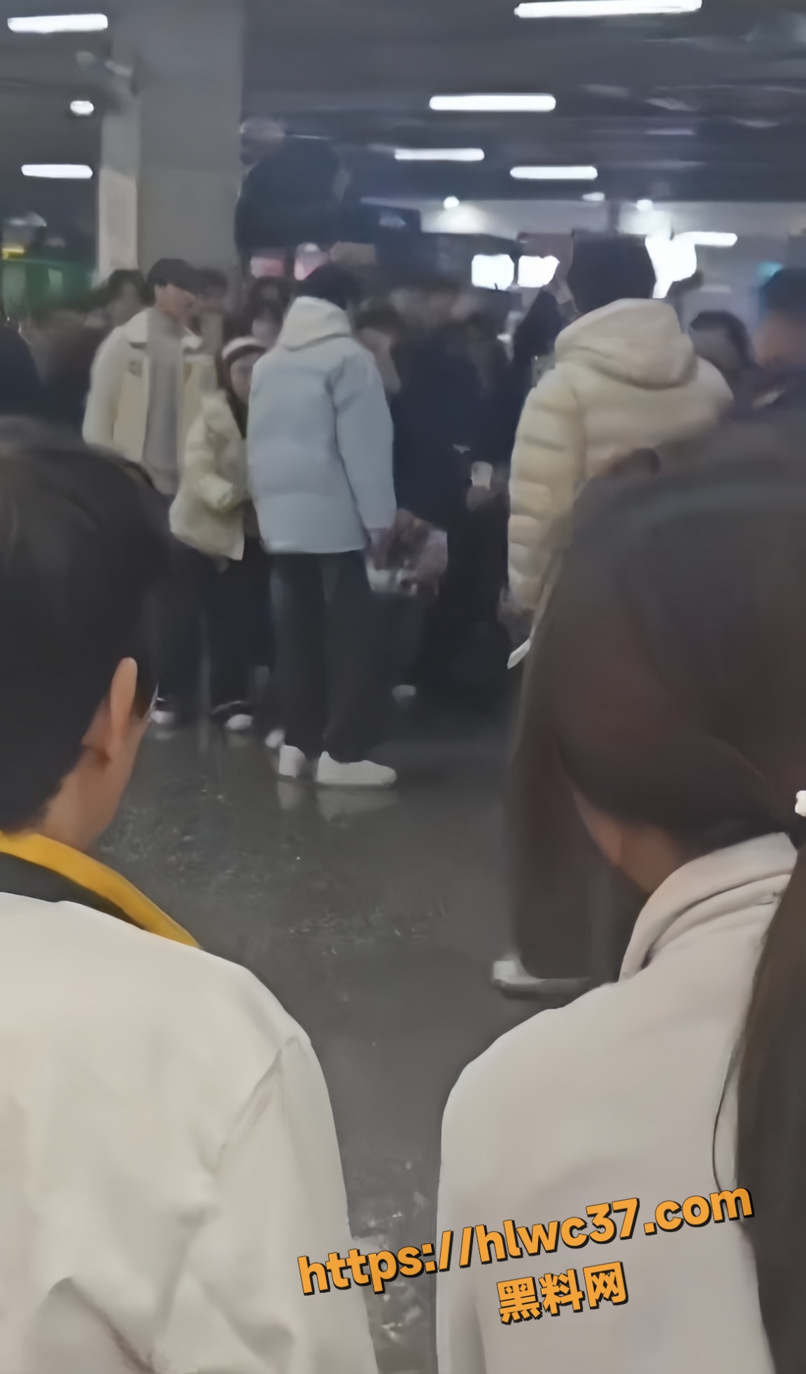 男生下跪求谅解6