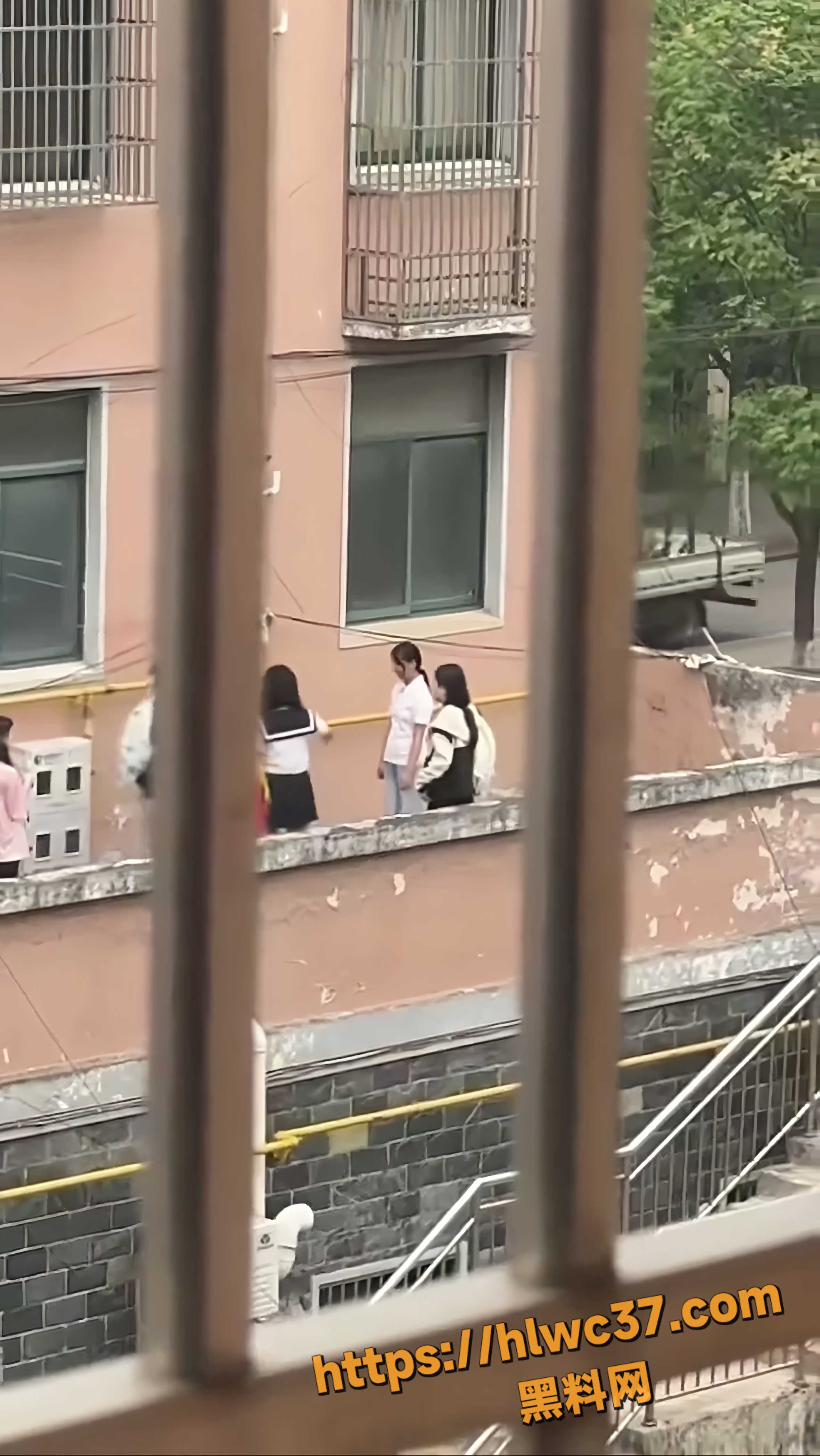 六年级女生被多人围堵殴打 4