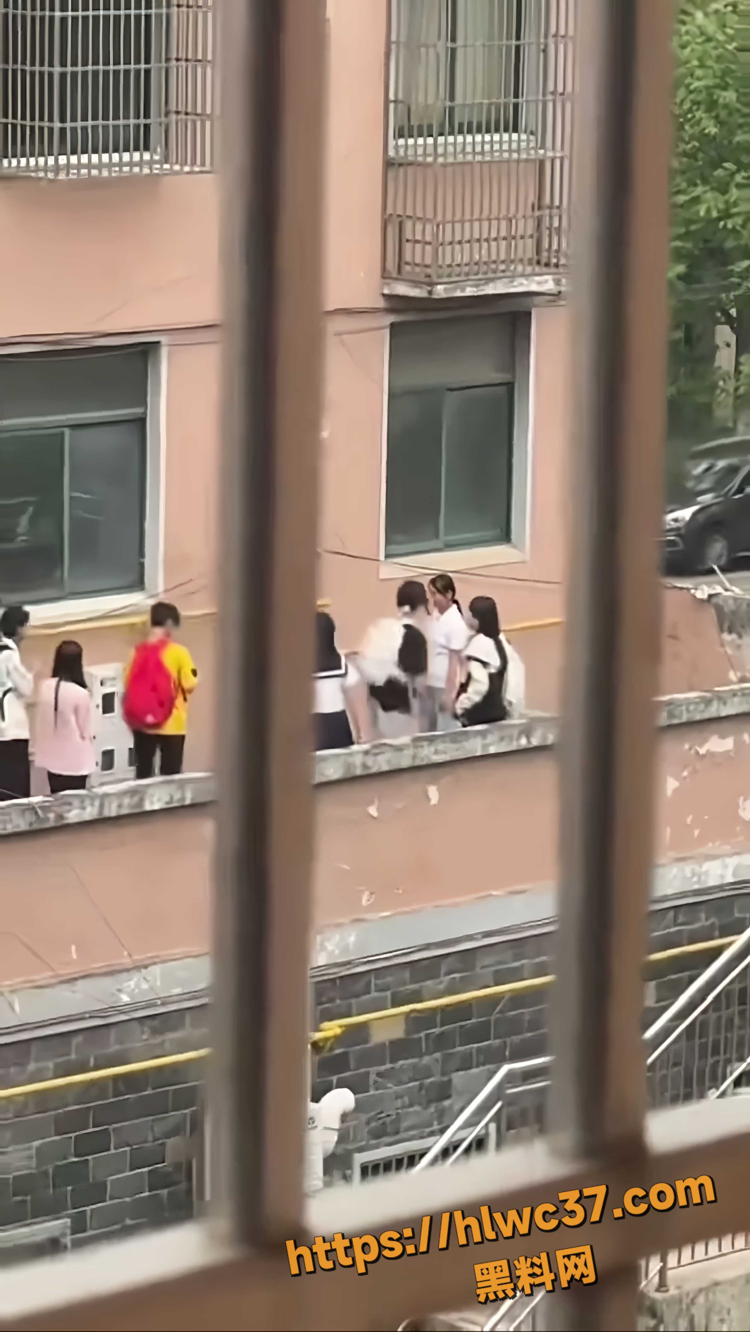六年级女生被多人围堵殴打 5