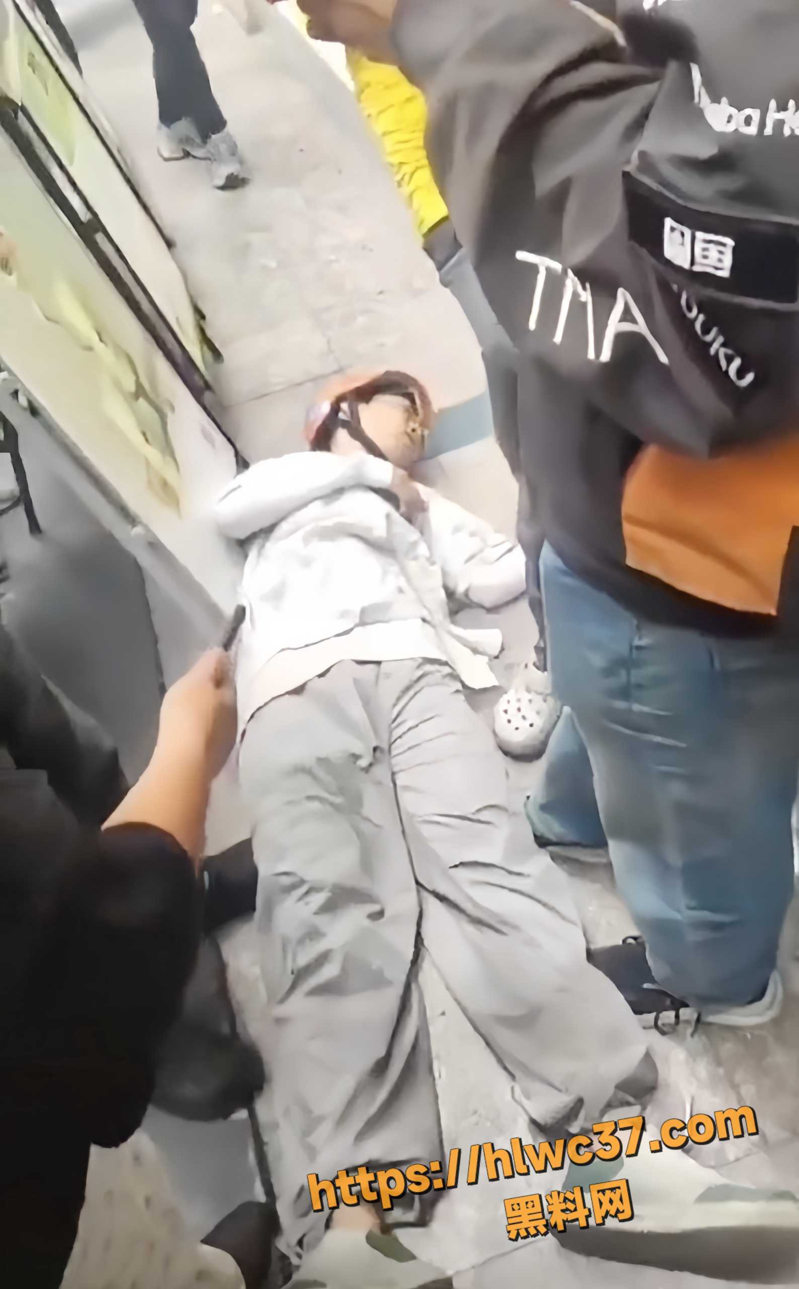 外卖骑手晕倒在地5