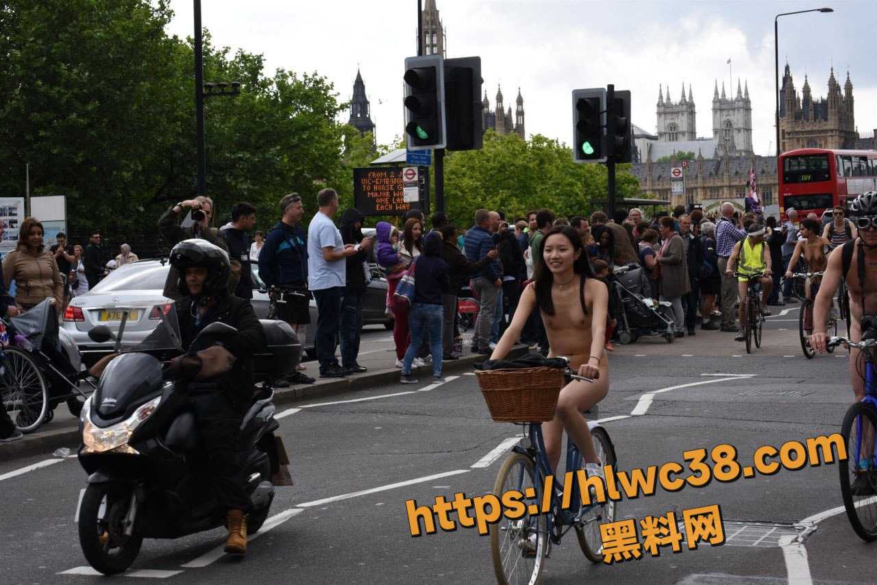 伦敦千人裸体骑行街头