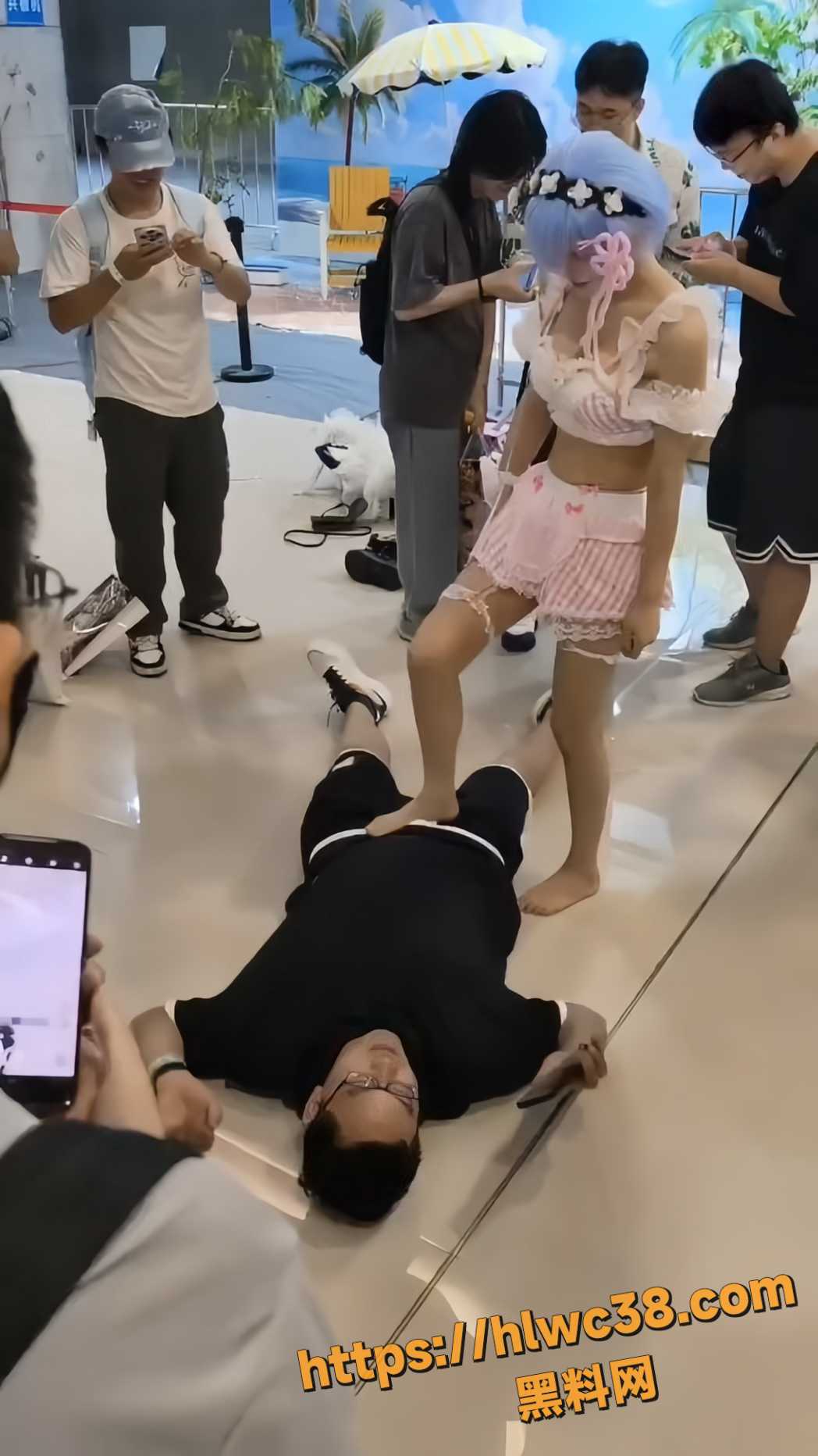 蕾姆coser丝足踩屌洗面4