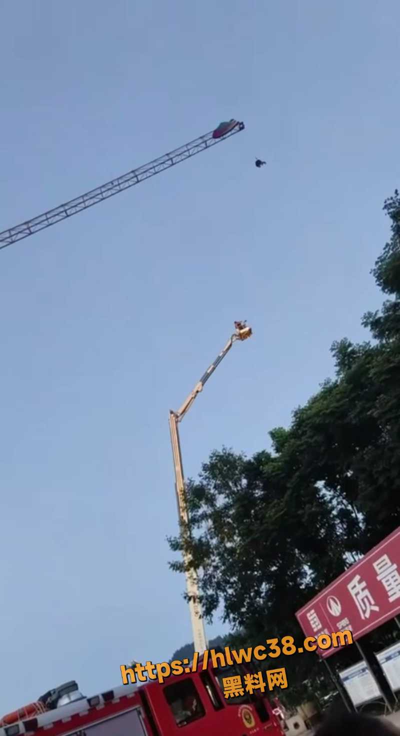 四川男子高空悬停救援2
