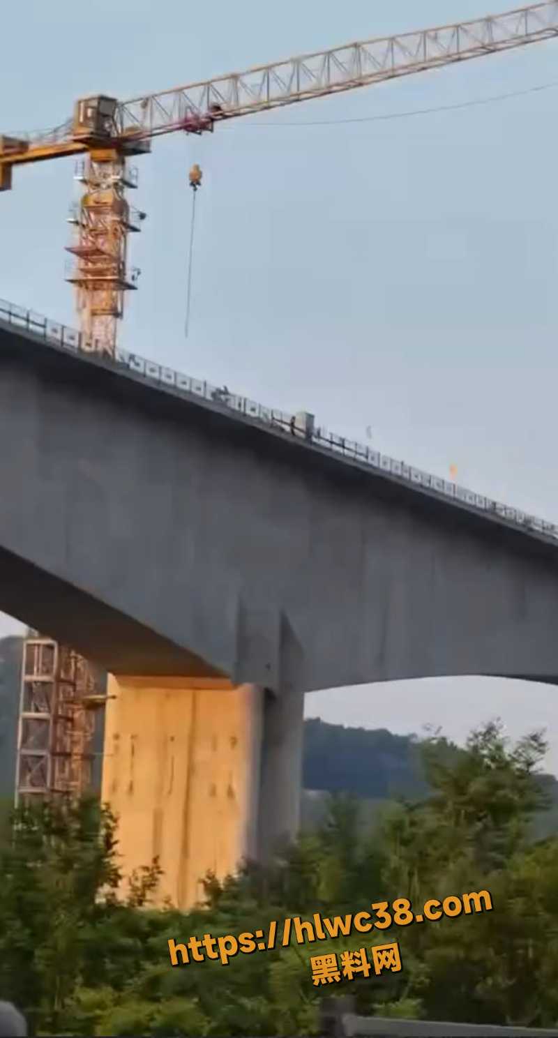 滑翔伞卡塔吊现场视频3