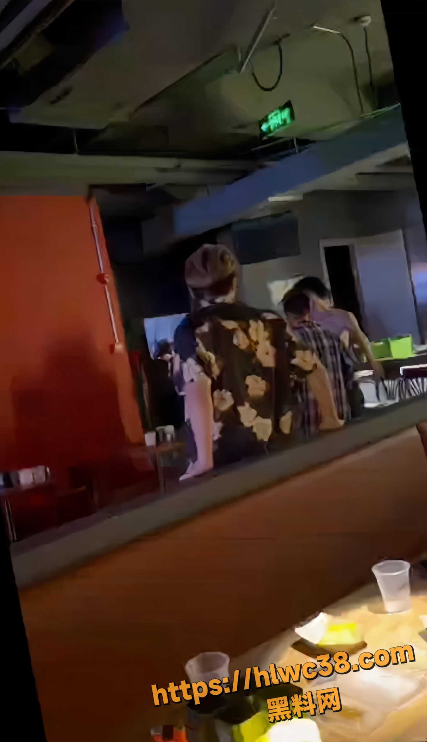 精神小伙酒吧闹事1