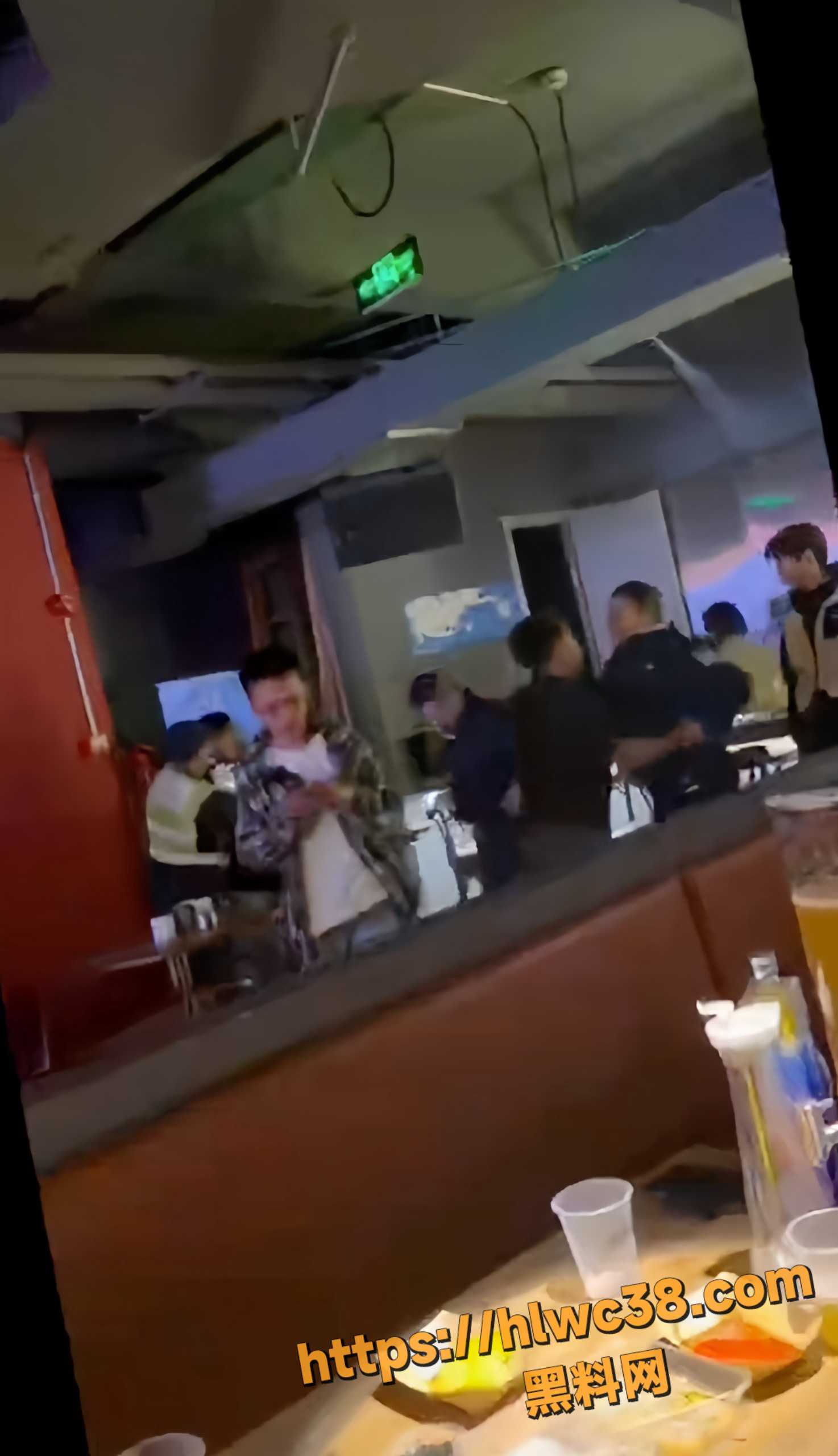精神小伙酒吧闹事2
