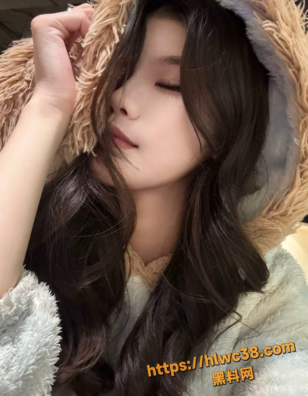 美女服务员出轨同时事件