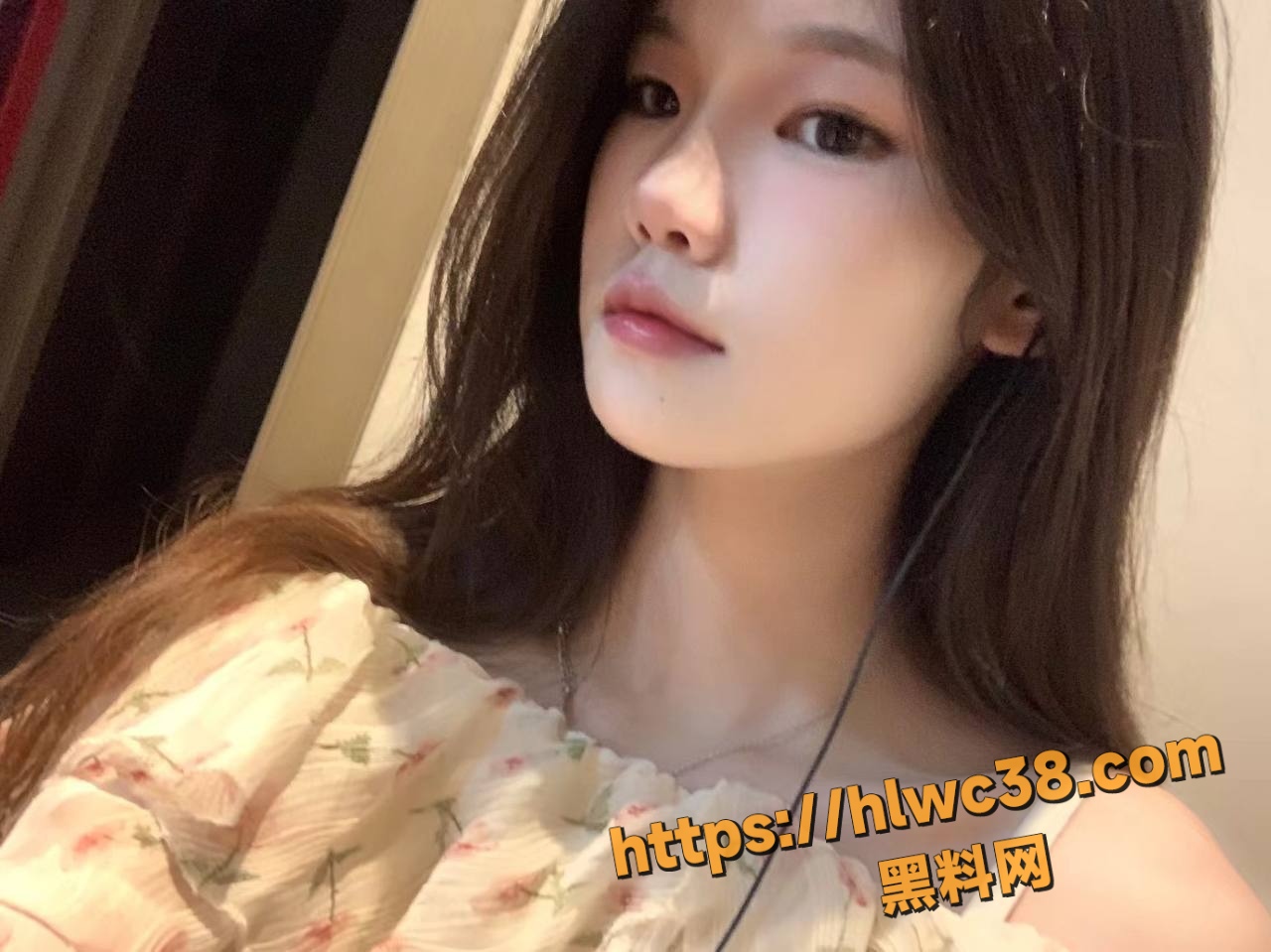 美女服务员出轨同时事件