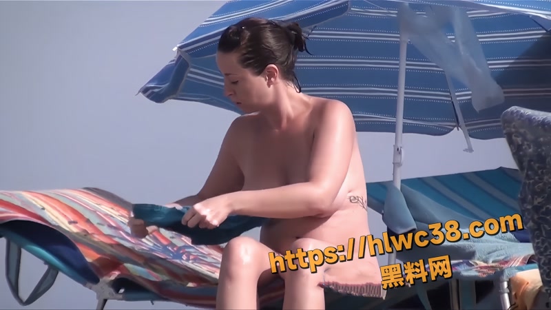 02天体海滩美女全裸晒太阳1 2wm