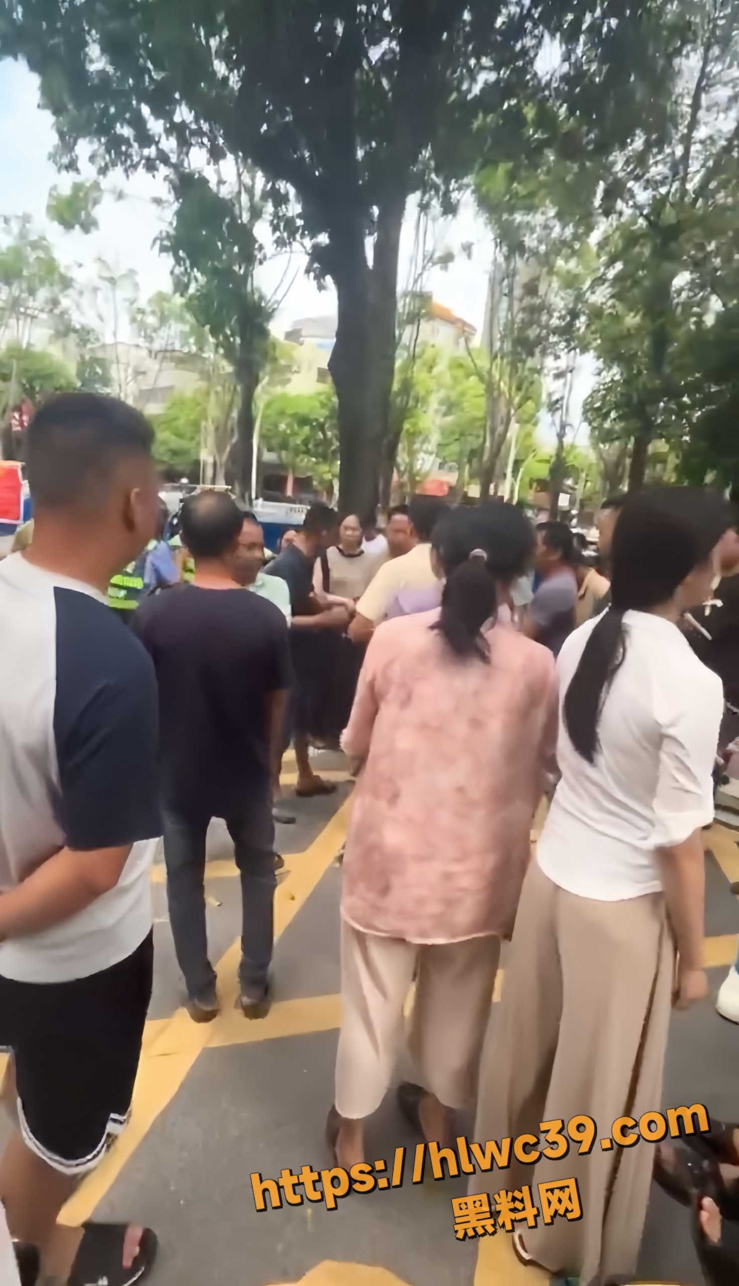 家属拉横幅维权2