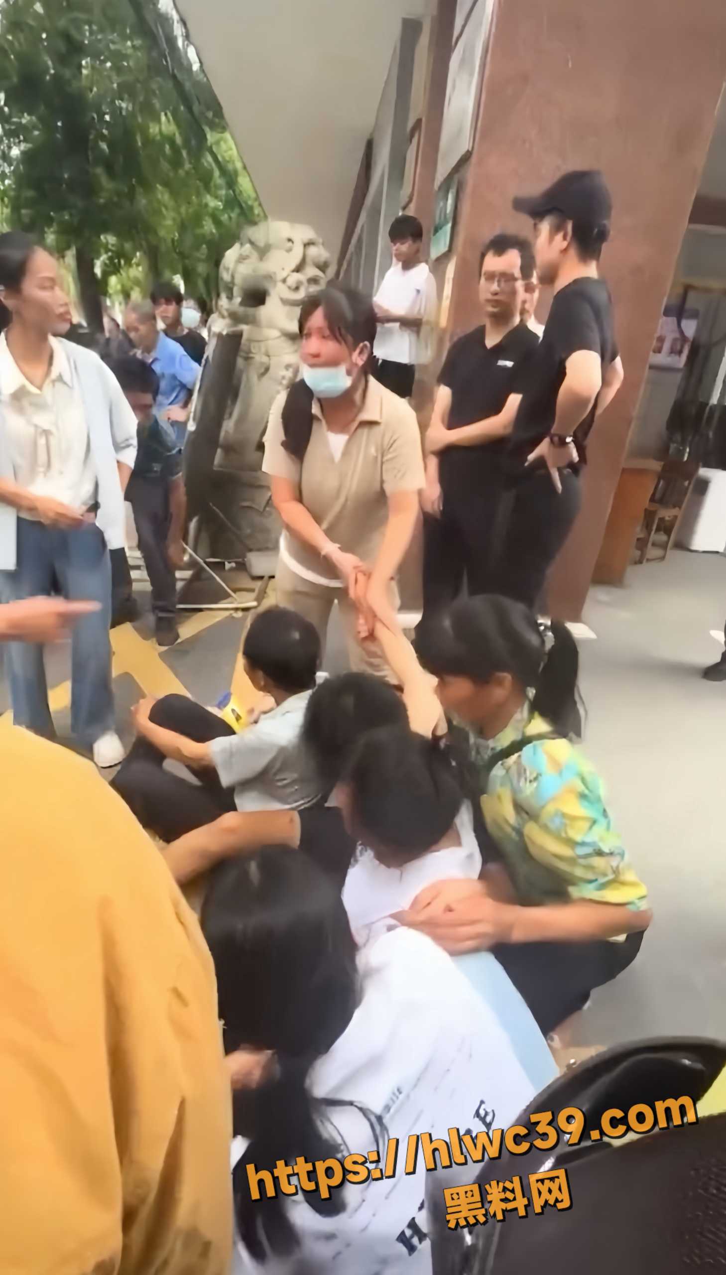 家属拉横幅维权3