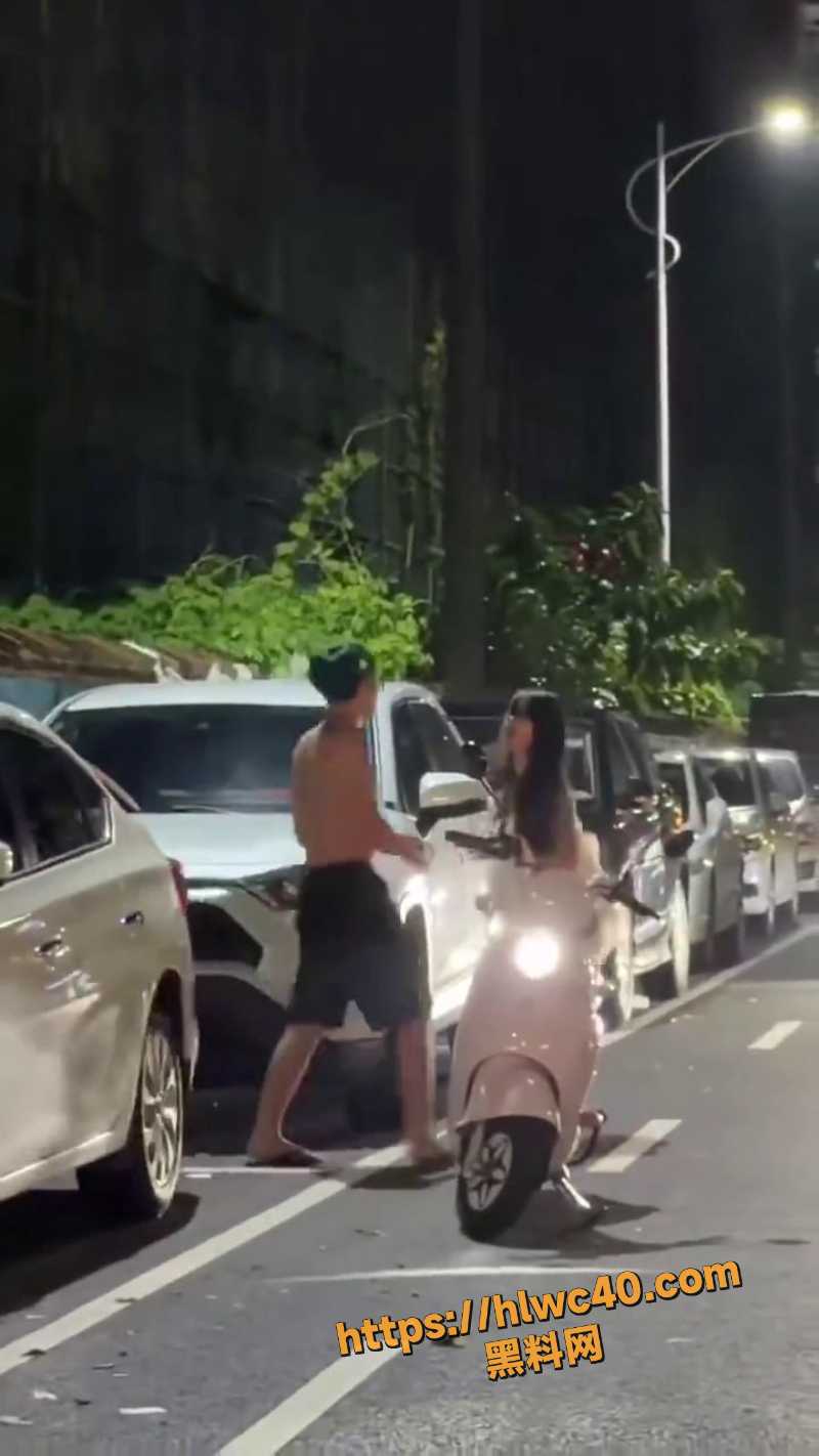 深夜街头情侣激烈冲突现场视频2