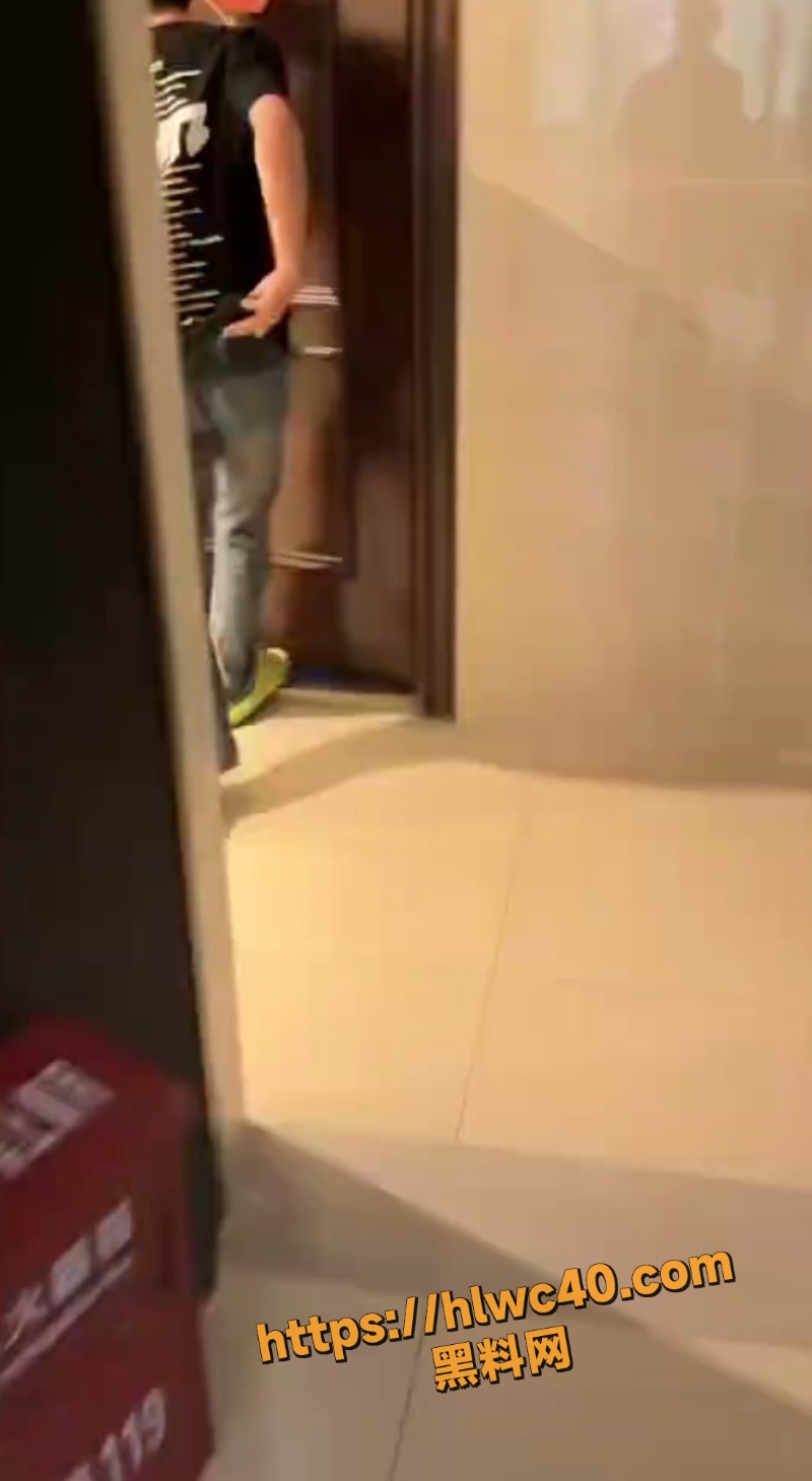 精神小伙抓奸名场面1