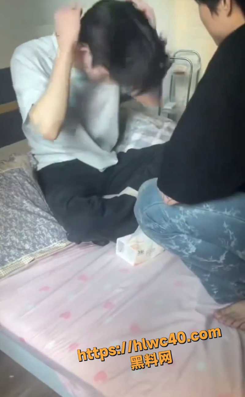 精神小伙被抓奸曝光5