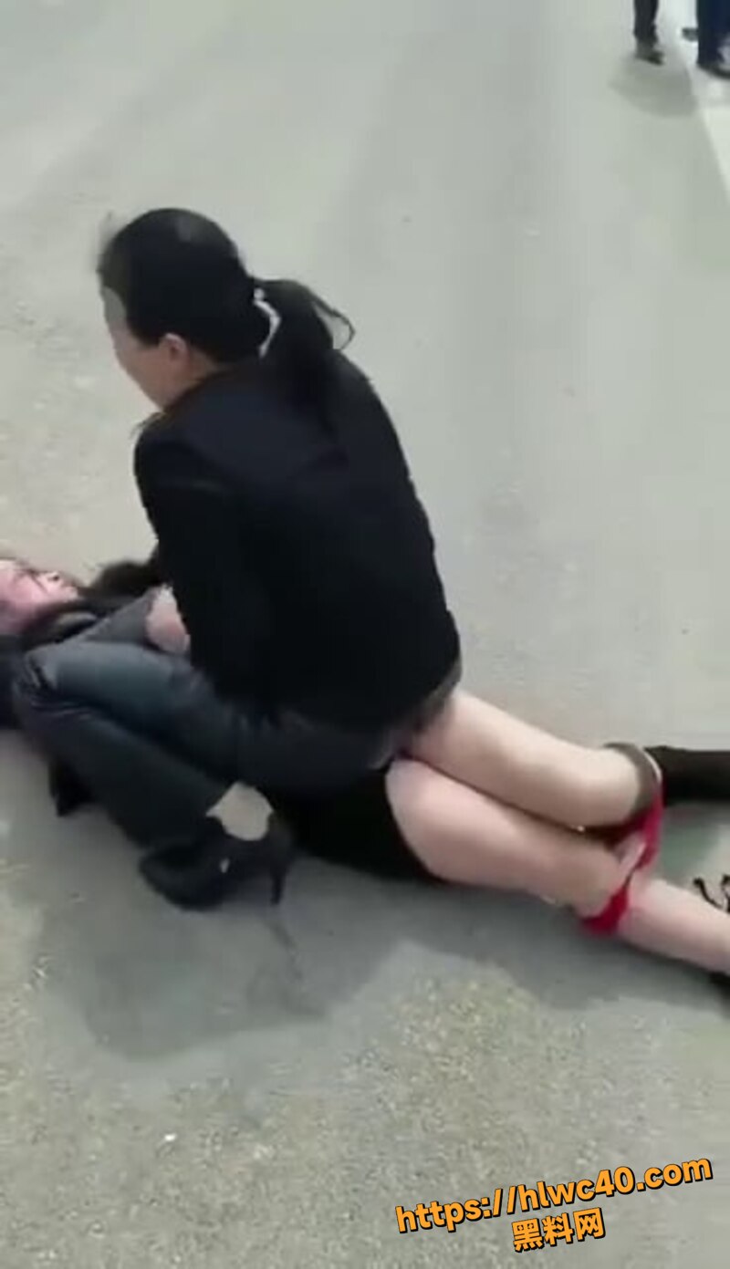 原配抓奸现场爆打小三4