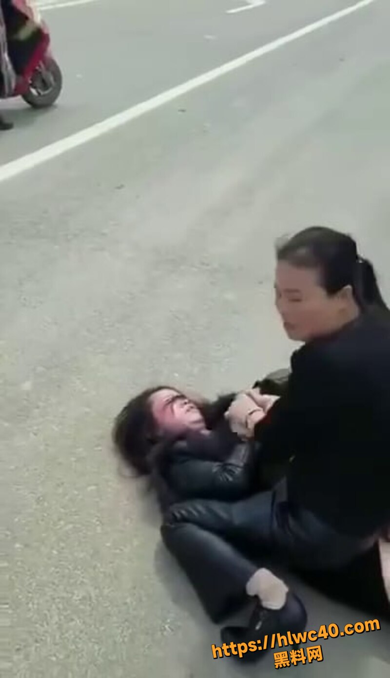 原配抓奸现场爆打小三3