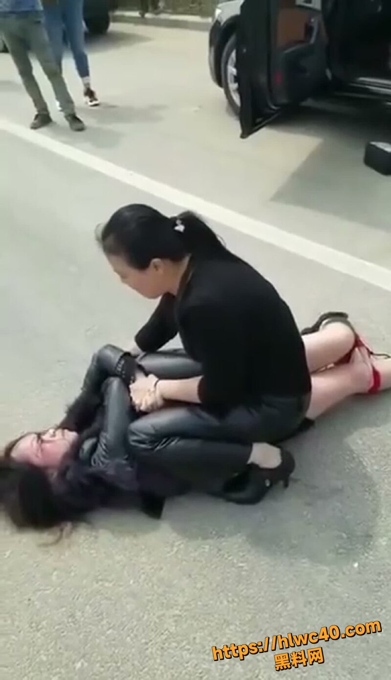 原配抓奸现场爆打小三6