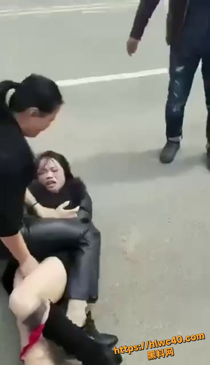 原配抓奸现场爆打小三8