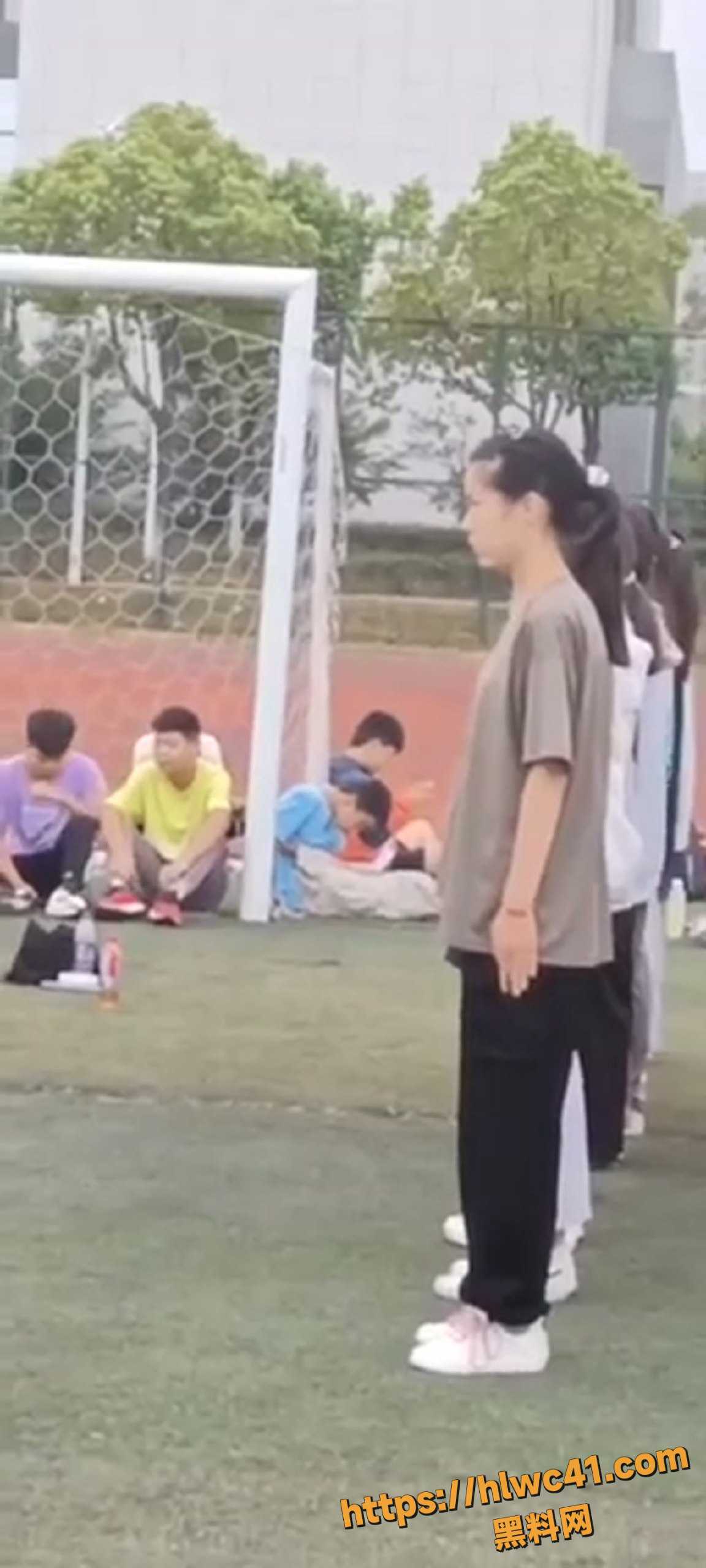 江城理工学生操场打飞机事件1