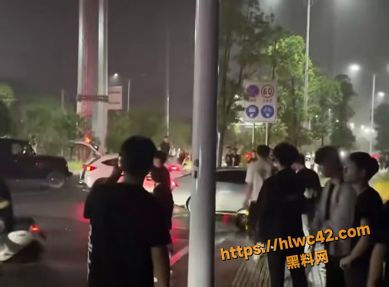精神小伙斗殴现场实录1