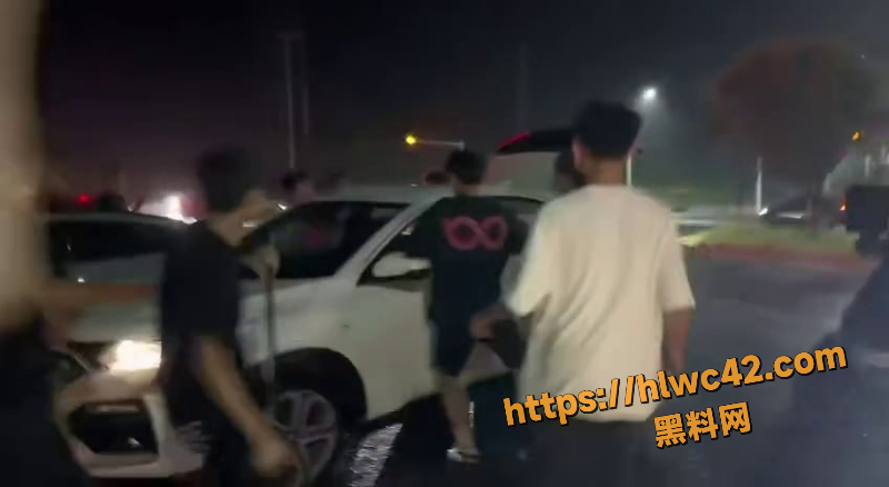  精神小伙雨夜干架现场3