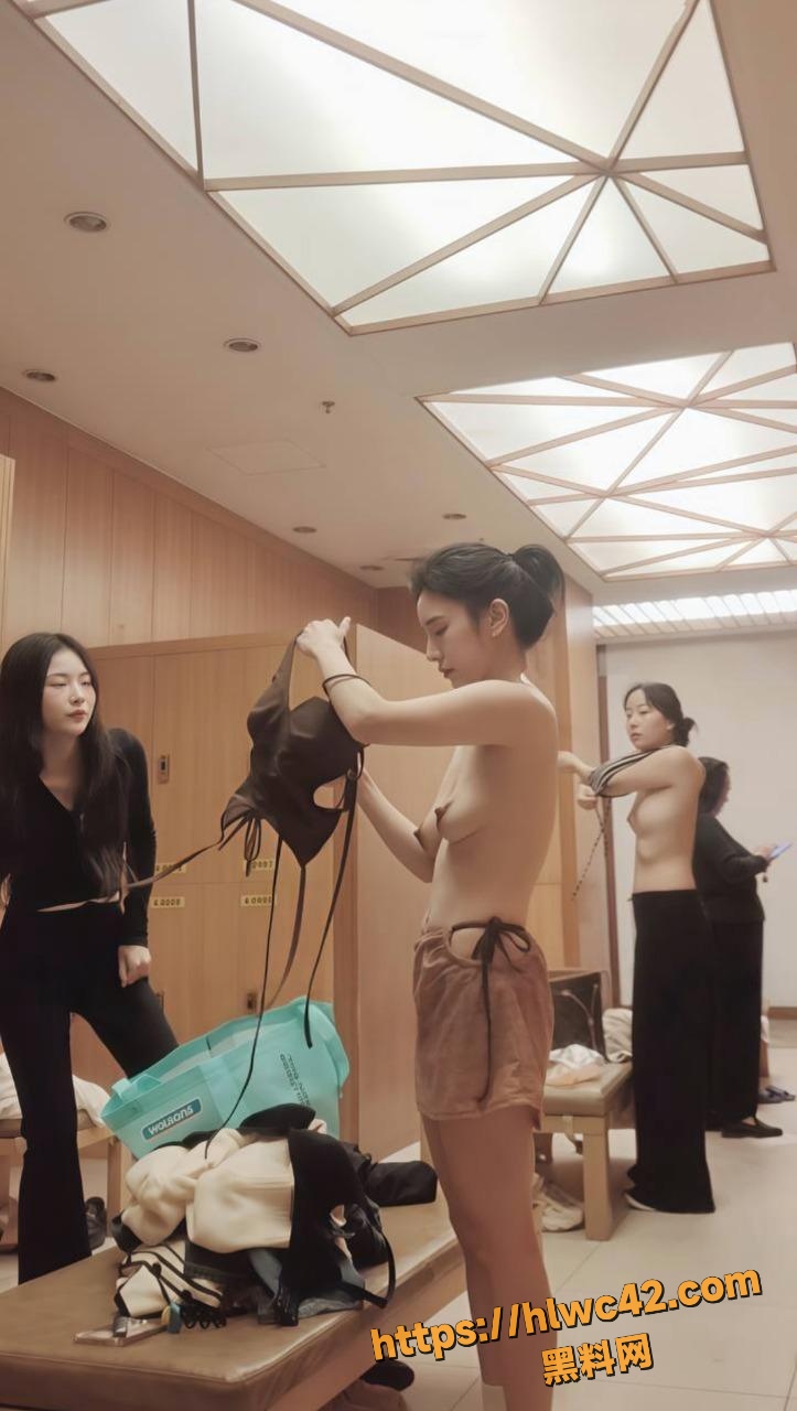 偷拍御姐全裸换衣
