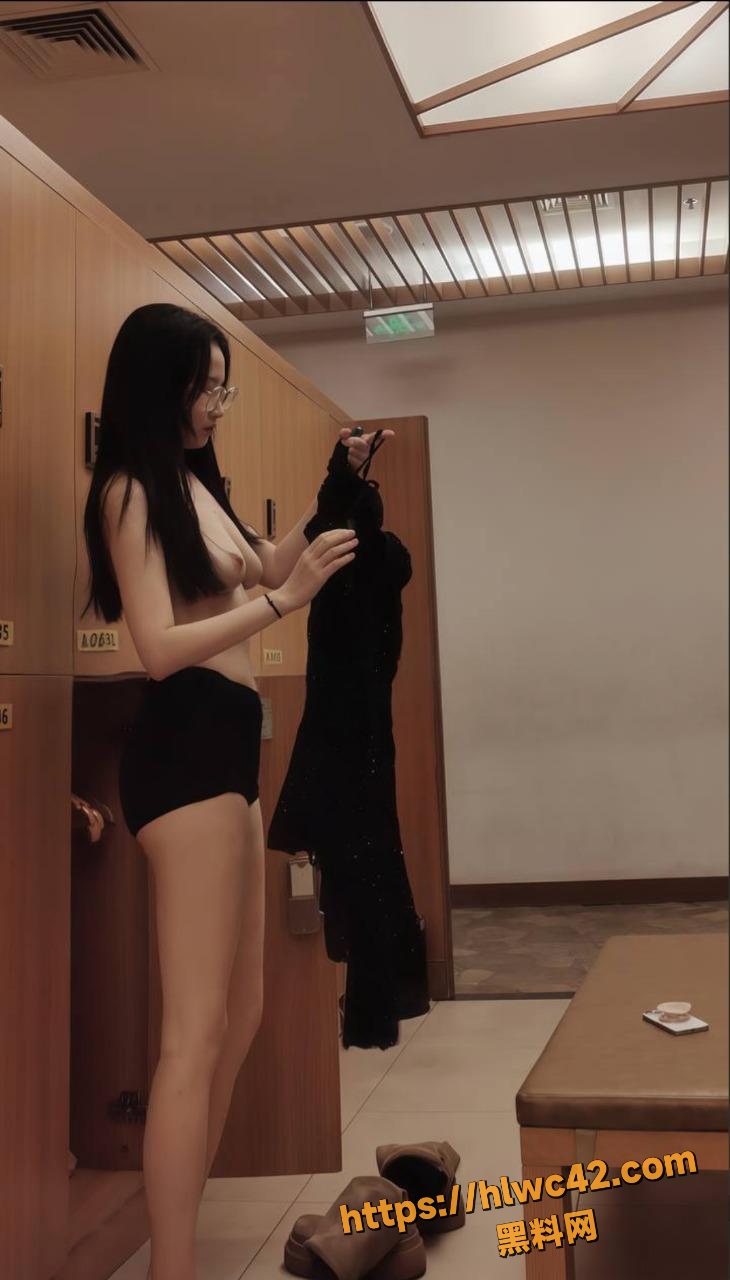 偷拍女员工更衣