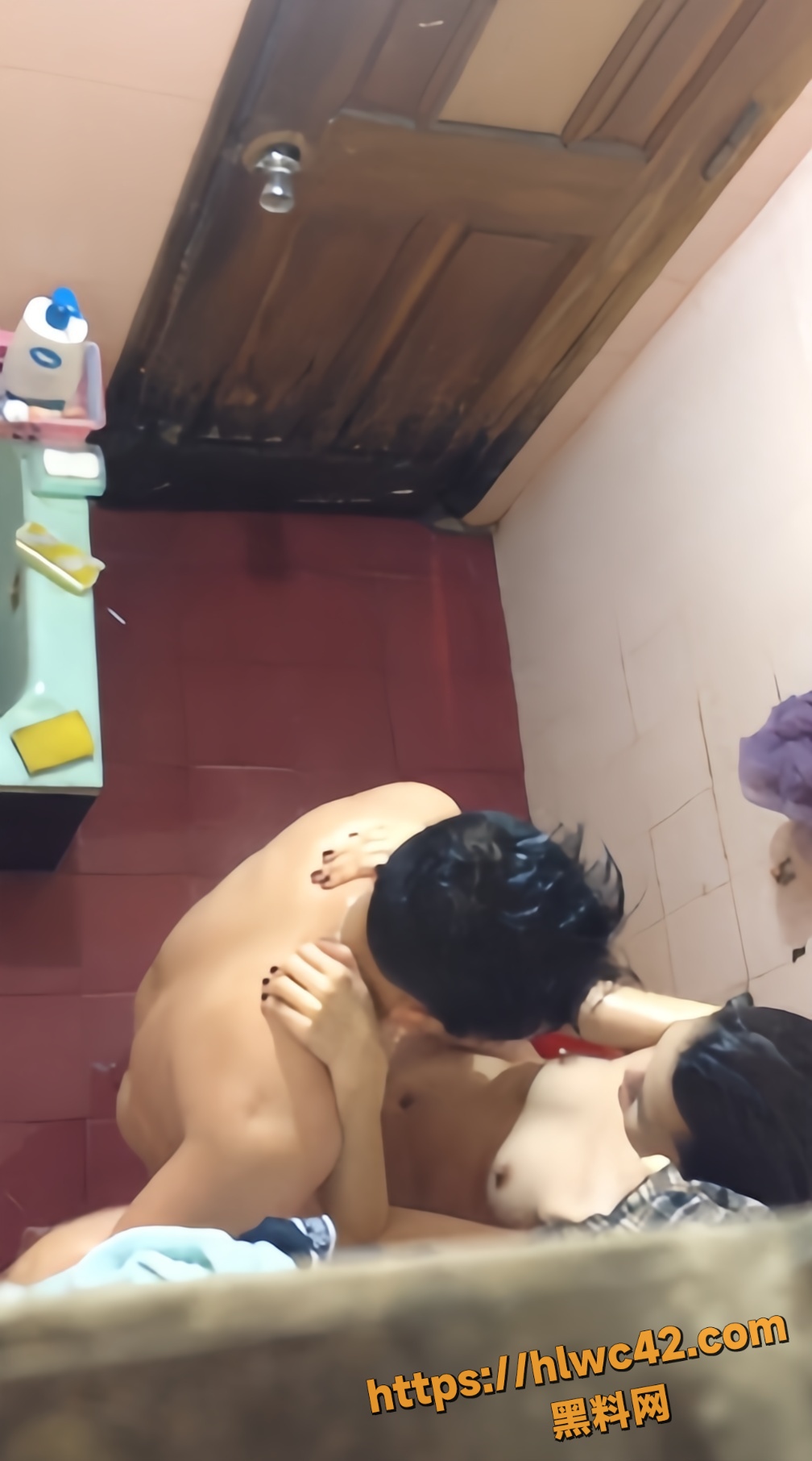 房东偷拍情侣视频2