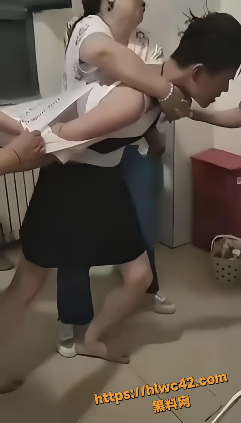 01男子女生浴室偷拍1 1wm