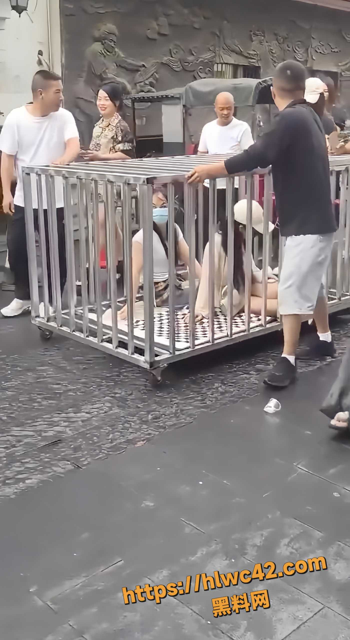 何某恶意低俗摆拍3