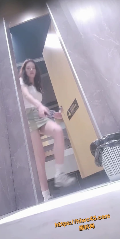 多角度厕所偷拍