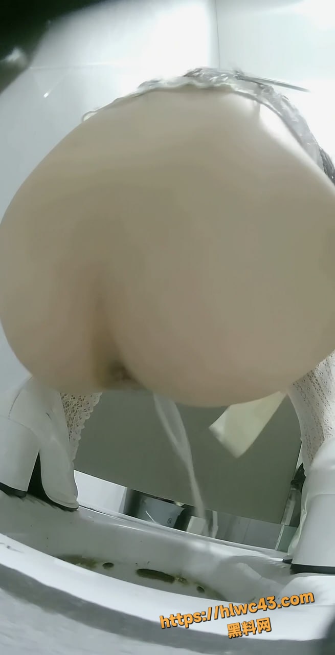 厕所偷拍少妇尿尿