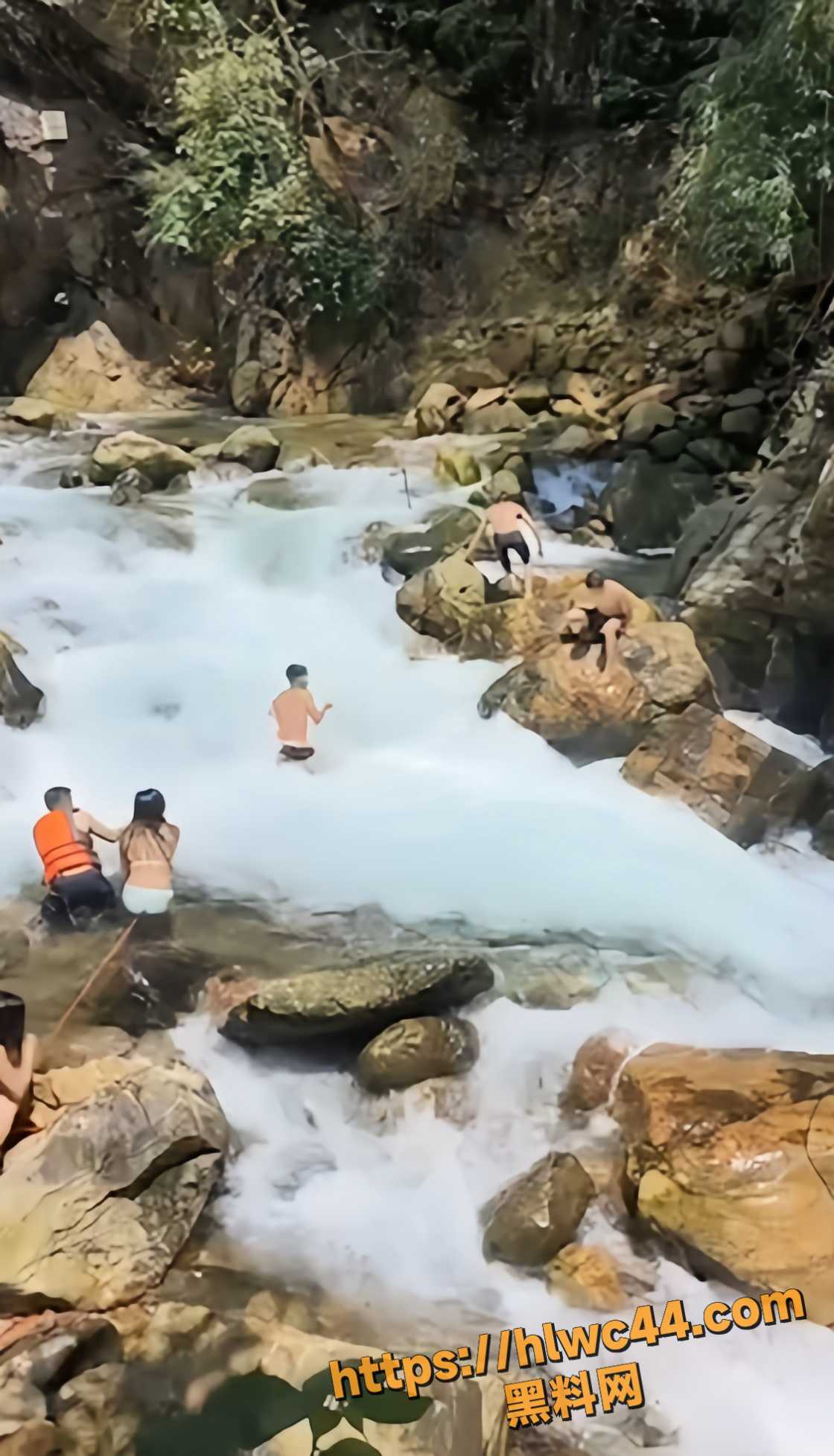 落龙潭落水救援视频2