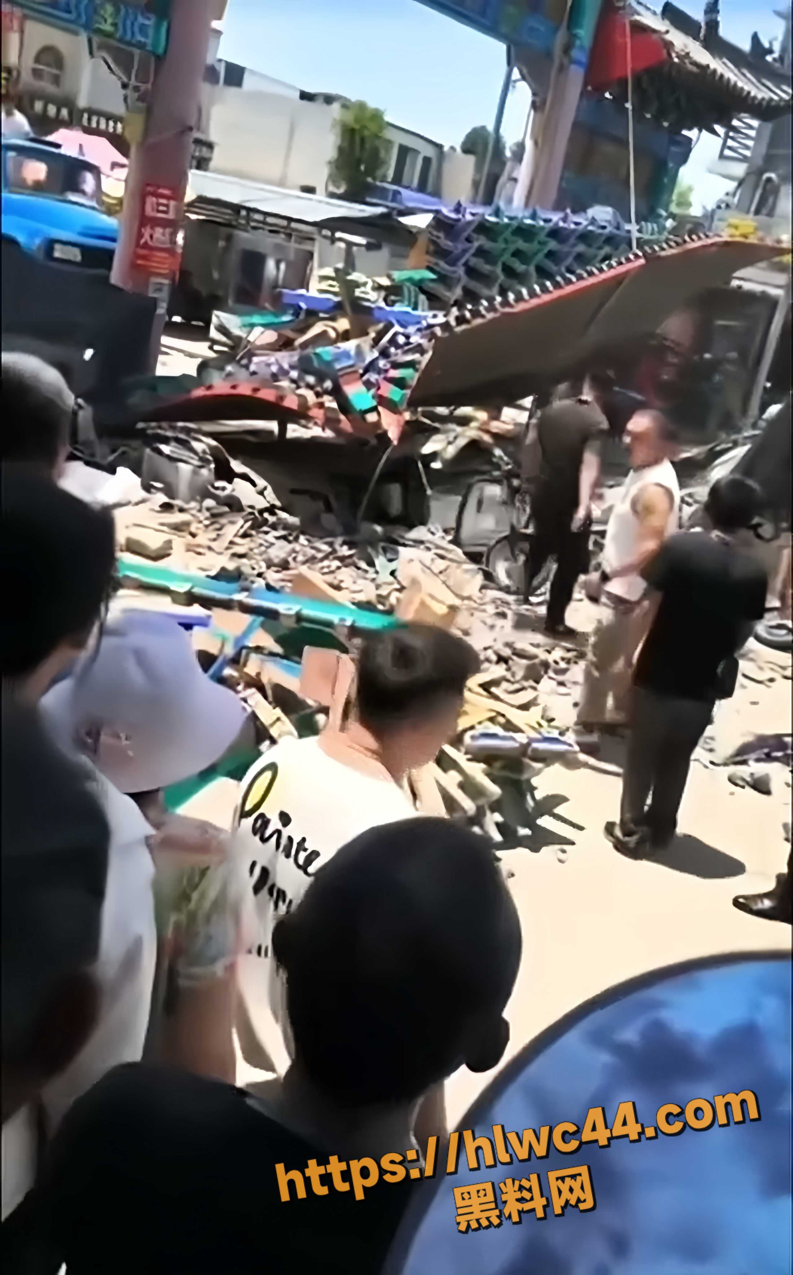 牌坊倒塌事故现场视频5