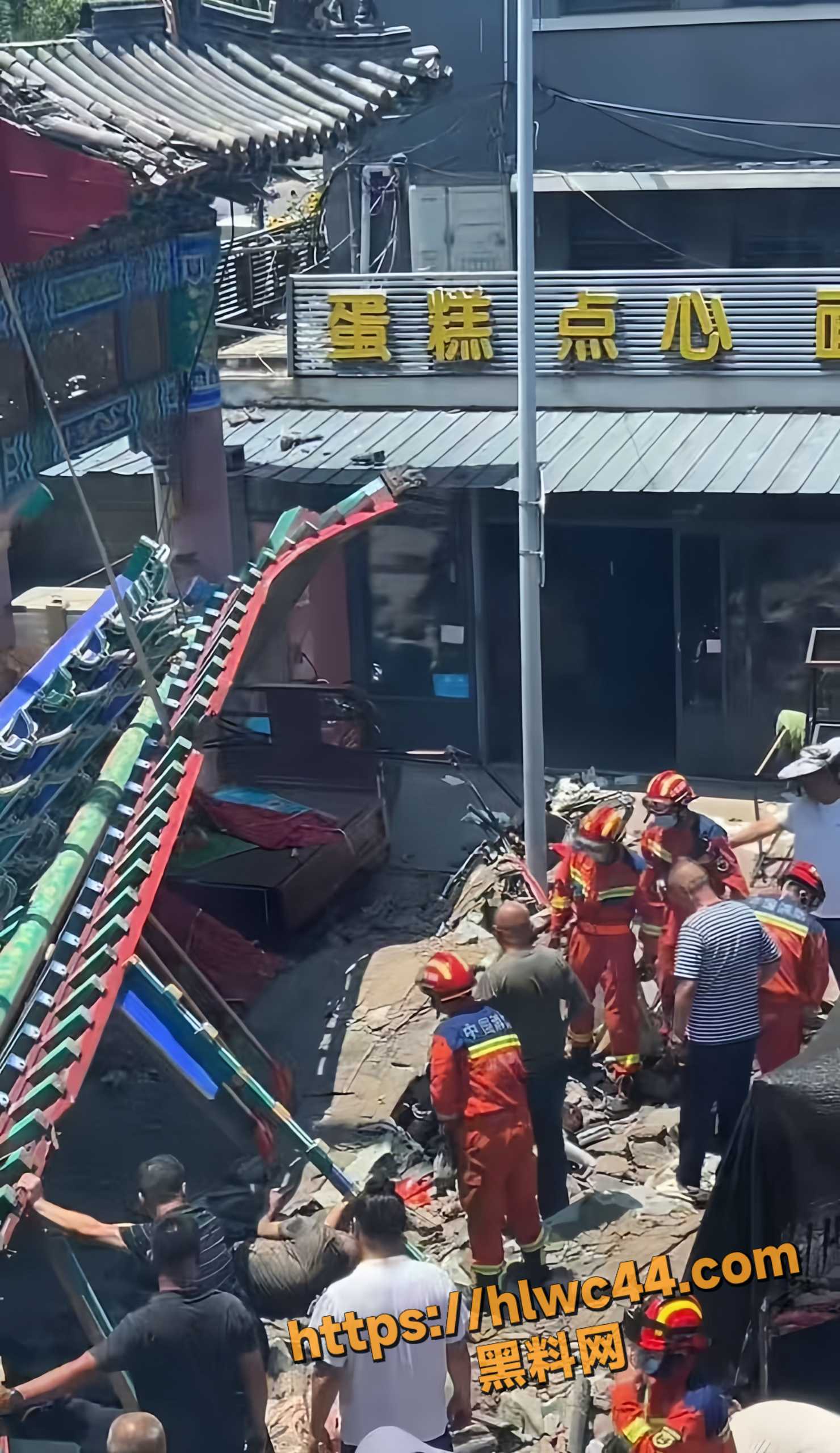 牌坊倒塌事故现场视频6