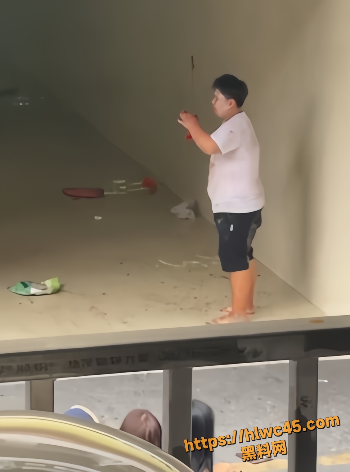 广西街头精神小伙砍人视频2