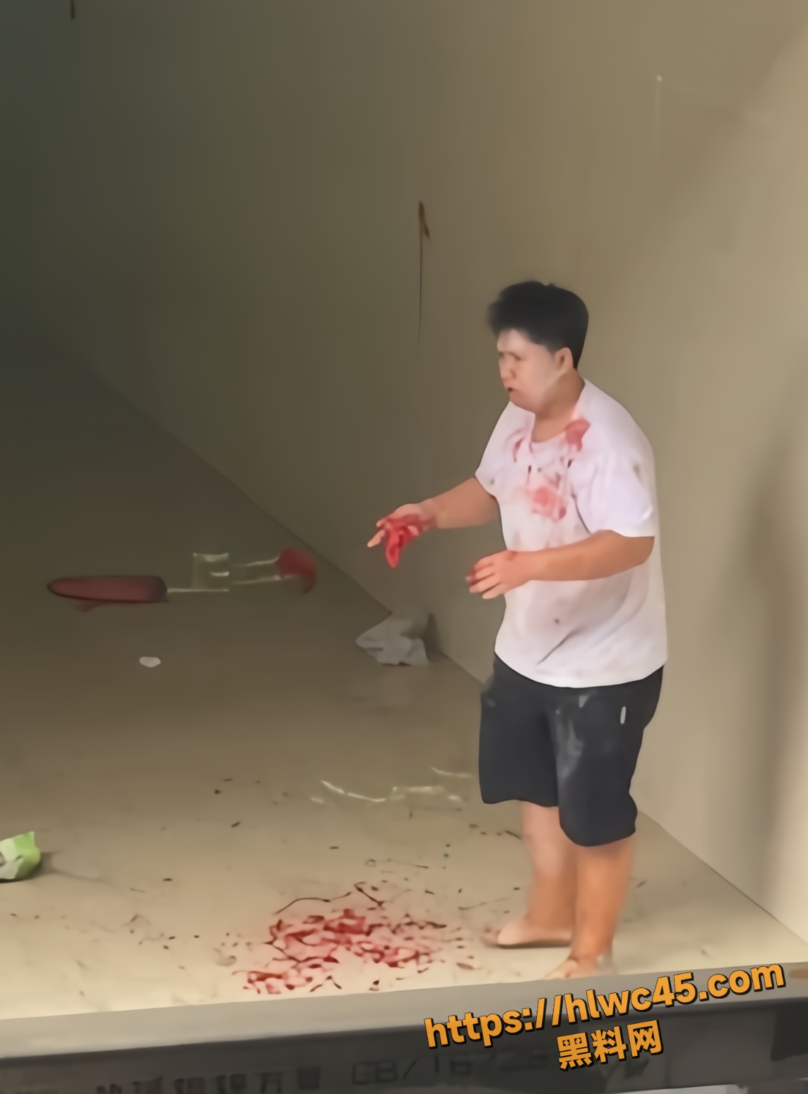 南宁精神小伙持刀伤人事件3