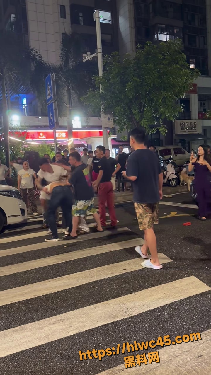 酒后闹事群众围观现场3
