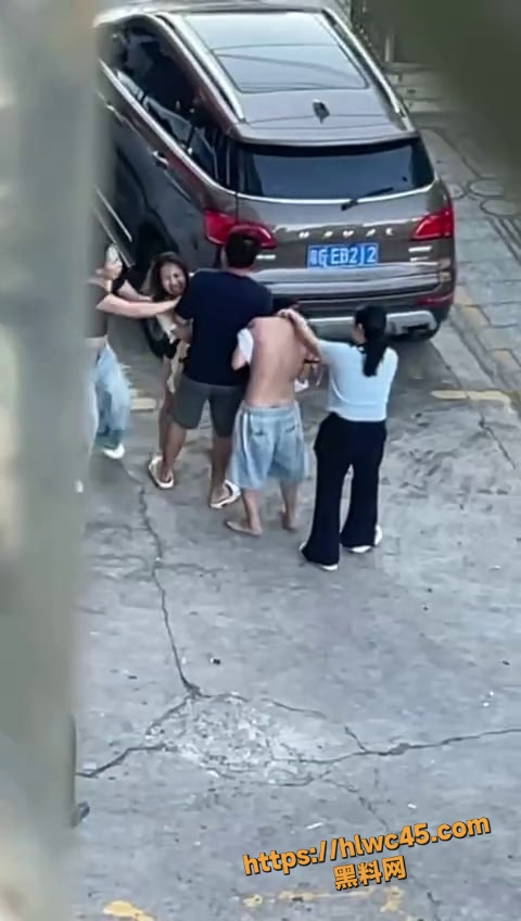 原配抓奸反被殴打