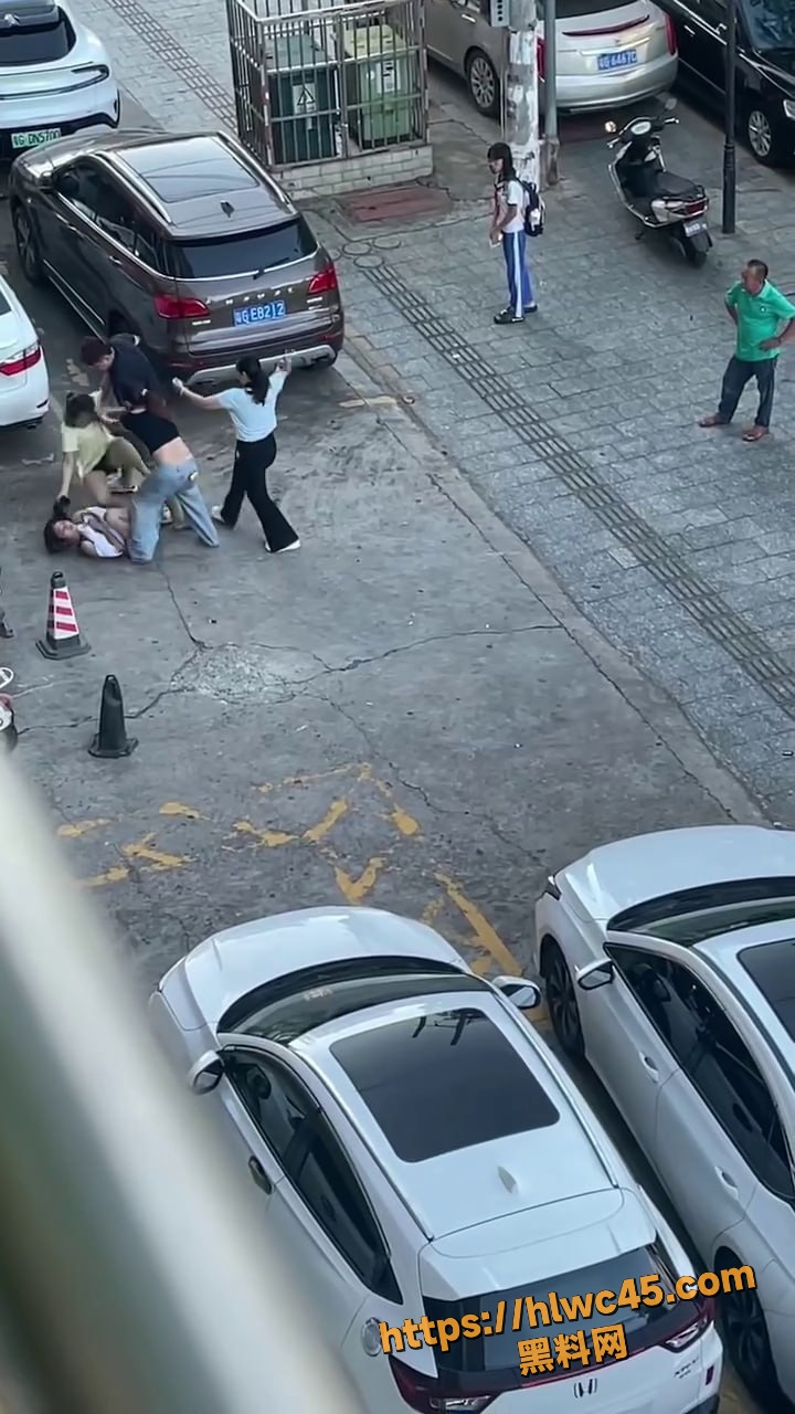 原配带人现场抓奸