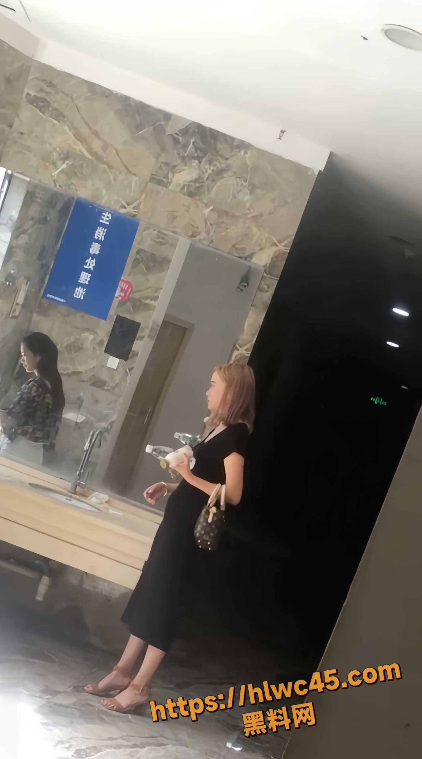 厕拍大神偷拍多位美女放尿3