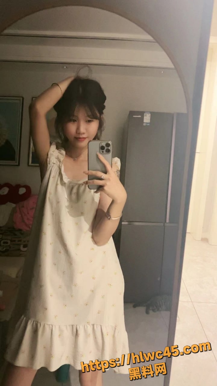 反差婊深喉跪舔全过程1