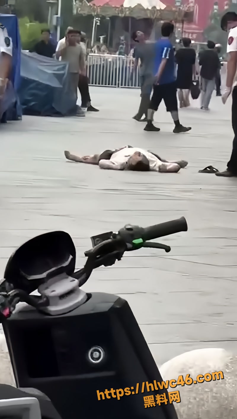01安徽淮北国购广场男子跳楼1 1wm