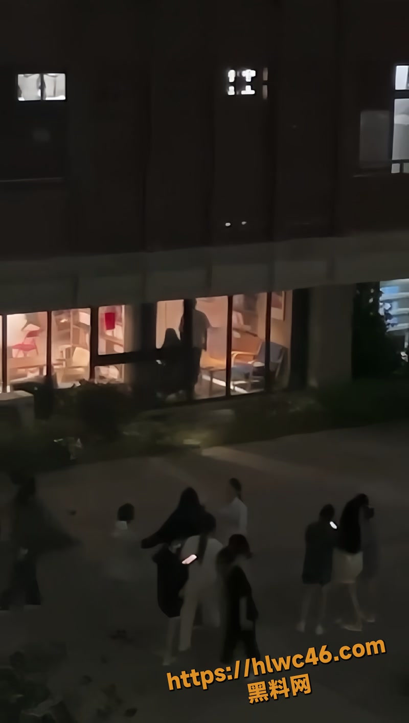 03大学生实验室猛烈做爱意外曝光1 3wm
