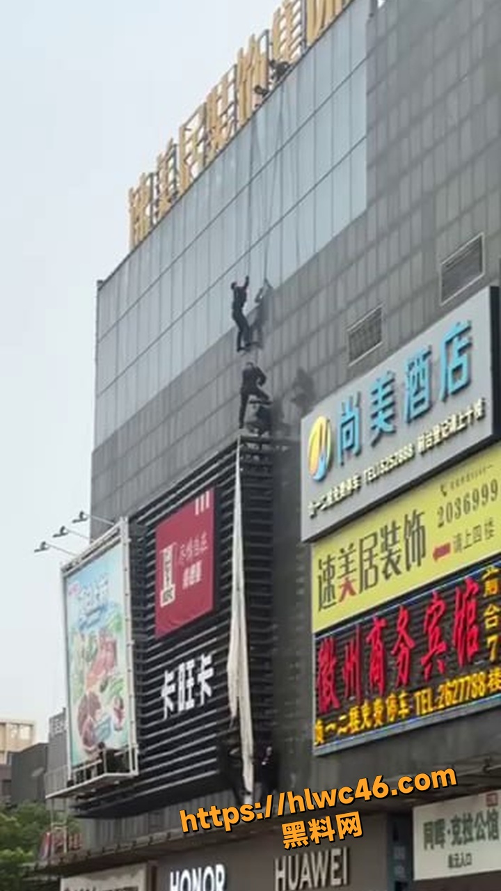 安徽池州大润发男子爬高轻生
