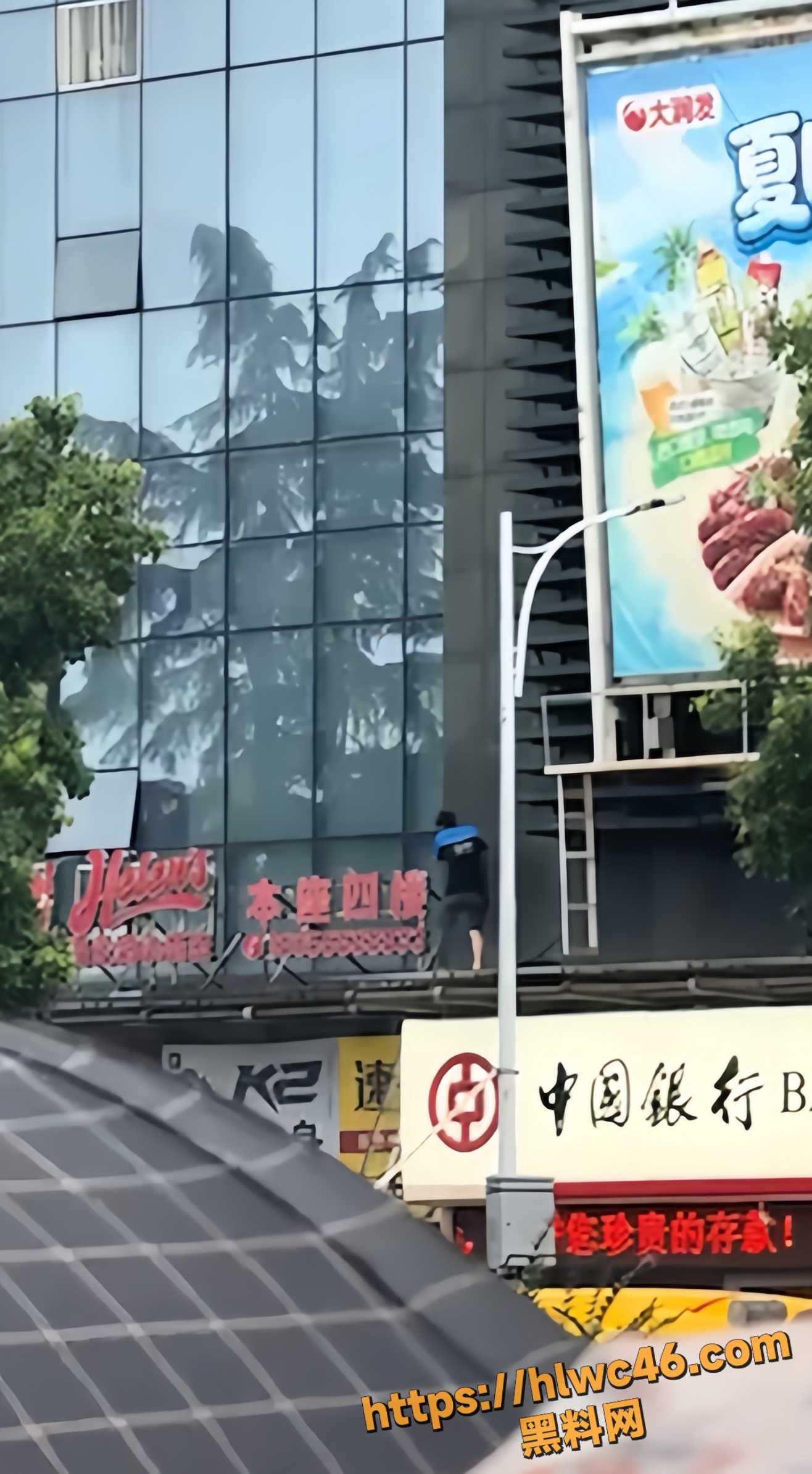 安徽大润发跳楼救援视频1