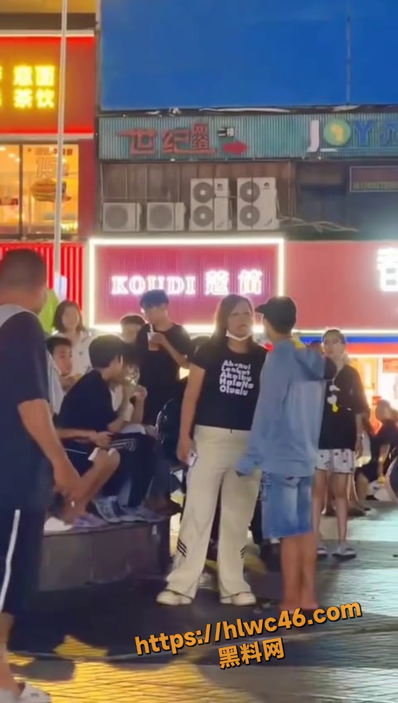 美人鱼广场现场闹剧视频2