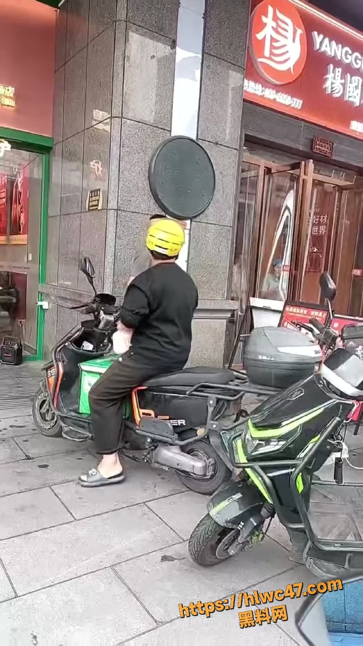 外卖小哥当街打架